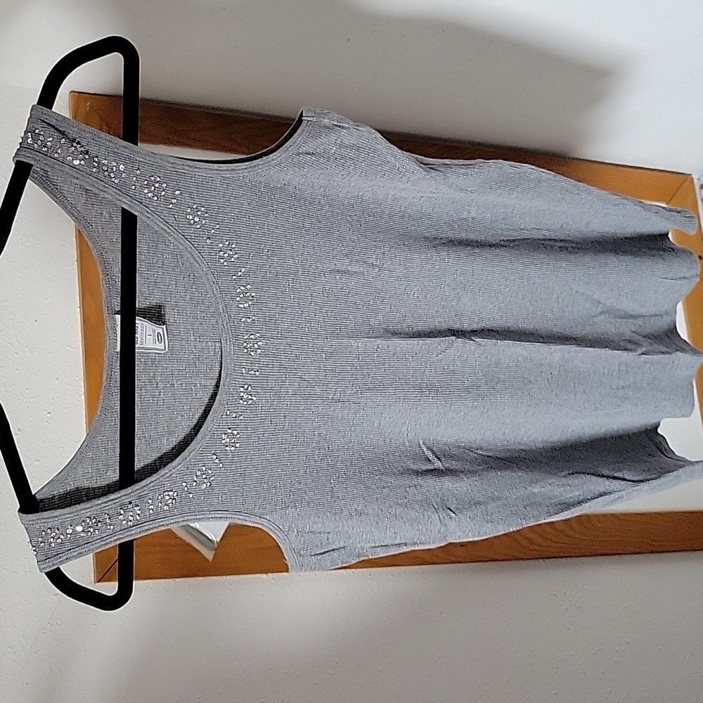 Gray ribbed tank with beads